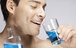 Hơi thở hôi vì... nước súc miệng